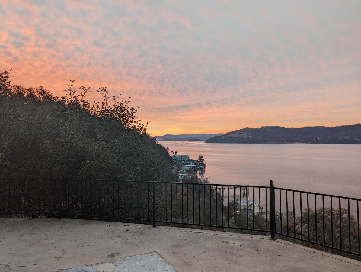 A Lake, A Mountain And The House With The Red Door 莱克 外观 照片